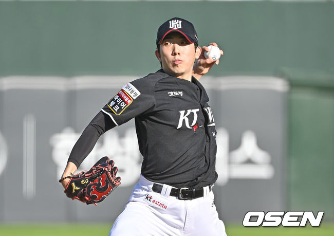 [OSEN=부산, 이석우 기자] 28일 부산 사직야구장에서 2025 신한 SOL 뱅크 KBO 리그 롯데 자이언츠와 KT 위즈의 경기가 열렸다. 홈팀 롯데는 나균안이, 방문팀 KT는 오원석이 선발 출전했다.KT 위즈 선발 투수 오원석이 역투하고 있다. 2025.06.28 / foto0307@osen.co.kr