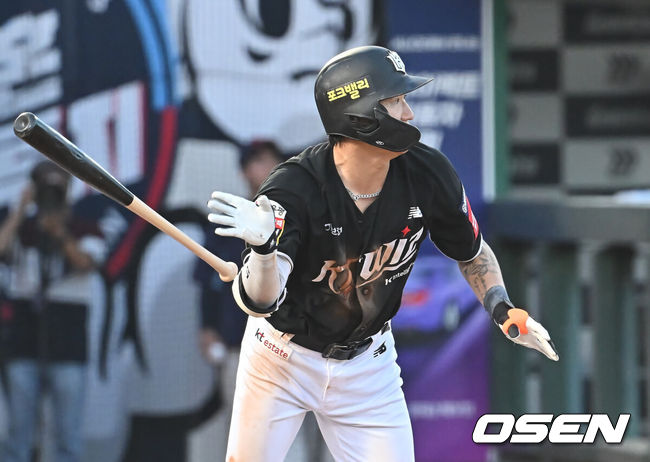 [OSEN=부산, 이석우 기자] 28일 부산 사직야구장에서 2025 신한 SOL 뱅크 KBO 리그 롯데 자이언츠와 KT 위즈의 경기가 열렸다. 홈팀 롯데는 나균안이, 방문팀 KT는 오원석이 선발 출전했다.KT 위즈 김민혁이 6회초 1사 만루 중견수 왼쪽 2타점 안타를 치고 있다. 2025.06.28 / foto0307@osen.co.kr