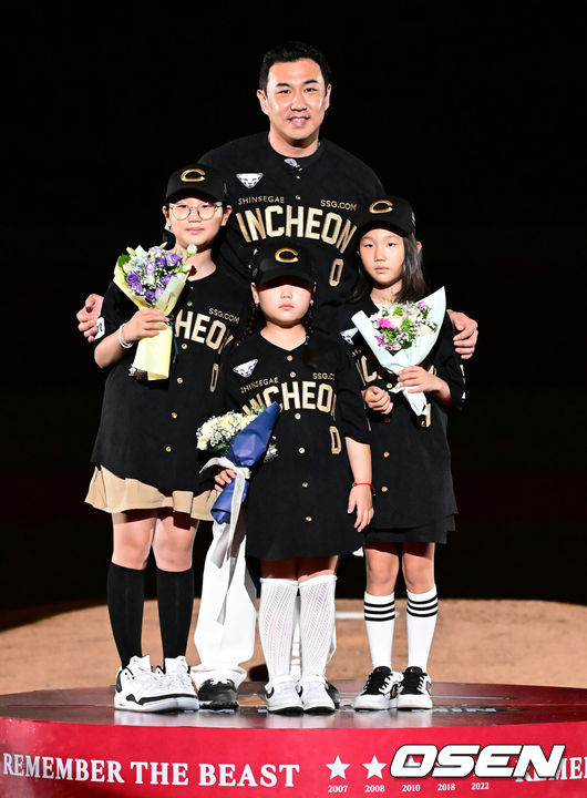 [OSEN=인천, 김성락 기자] 프로야구 한화 이글스가 에이스 맞대결에서 짜릿한 5-2 역전승을 거뒀다.이날 경기 종료 후 한화 김강민의 SSG 은퇴식이 열렸다.김강민이 자녀들과 기념촬영을 하고 있다. 2025.06.28 / ksl0919@osen.co.kr