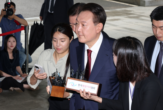 윤석열 전 대통령이 28일 피의자 신분으로 내란 특검 조사를 받기 위해 서울 서초구 서울고검 청사로 출석하고 있다. 김경록 기자