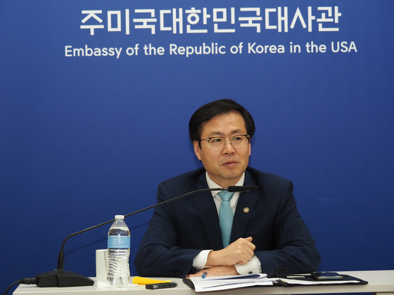 여한구 산업통상자원부 통상교섭본부장이 27일(현지시간) 미국 워싱턴DC 대사관에서 진행된 특파원 간담회에서 기자들의 질문에 답하고 있다. 워싱턴=강태화 특파원