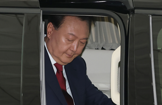 윤석열 전 대통령이 28일 오전 서울고검에서 열린 내란 특검팀의 첫 피의자 소환 조사에 출석하고 있다. 김경록 기자