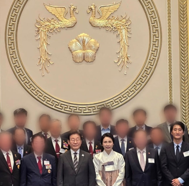 배우 신현준이 27일 청와대 영빈관에서 열린 호국보훈의 달 행사에 참석해 기념촬영을 하고 있다. 사진 신현준 인스타그램 