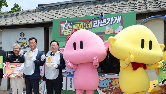 대전시가 ‘대전 꿈돌이 라면’을 공식 출시한 가운데 9일 대전 동구 꿈돌이네 라면가게에서 이장우 대전시장이 현판식을 마치고 퍼포먼스를 하고 있다.  '대전 꿈돌이 라면’은 대전을 대표하는 캐릭터 ‘꿈돌이’를 활용한 전국 최초의 캐릭터 라면으로 쇠고기맛과 해물짬뽕맛 2종이 있다. 뉴스1