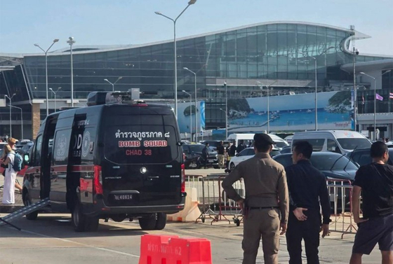 지난 25일(현지시간) 태국 남부 푸껫 국제공항 여객터미널 근처에서 경찰이 폭발물을 채운 오토바이를 발견해 제거하는 모습. 방콕포스트 홈페이지 캡처