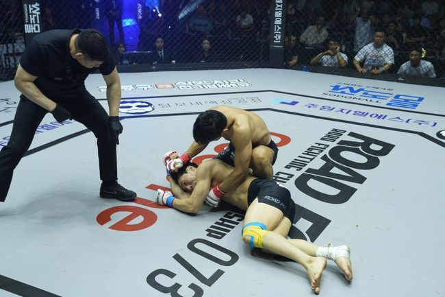 28일 장충체육관에서 열린 굽네ROAD FC 073 2부 제6경기 -76kg 스페셜 이벤트 매치에서 윤형빈이 밴쯔 상대로 1라운드 1분42초 만에 TKO 승리를 거뒀다. / 로드FC