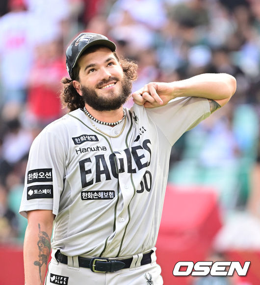 [OSEN=인천, 김성락 기자] 28일 인천 SSG랜더스필드에서 ‘2025 신한은행 SOL Bank KBO리그’ SSG 랜더스와 한화 이글스의 경기가 열렸다.이날 SSG는 앤더슨,한화는 폰세를 선발로 내세웠다. 3회말 종료 후 한화 폰세가 더그아웃으로 이동하고 있다.  2025.06.28 / ksl0919@osen.co.kr