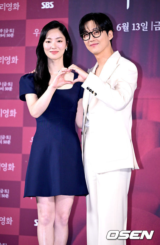[OSEN=최규한 기자] 10일 오후 서울 용산 CGV에서 SBS 새 금토드라마 ‘우리영화’ 제작발표회가 열렸다.드라마 ‘우리영화’는 다음이 없는 영화감독 이제하(남궁민 분)와 오늘이 마지막인 배우 이다음(전여빈 분)의 내일로 미룰 수 없는 사랑 이야기를 그린다.배우 남궁민과 전여빈이 포토타임을 하고 있다. 2026.06.10 / dreamer@osen.co.kr