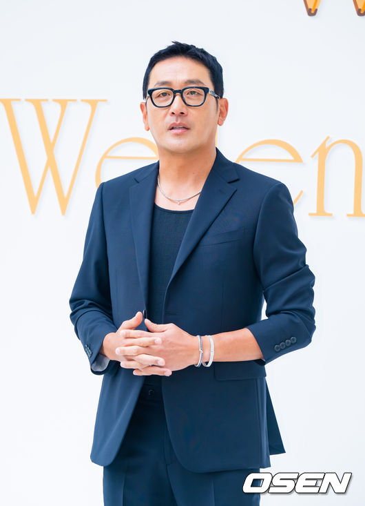 [OSEN=박준형 기자]  26일 서울 압구정 갤러리아 백화점 명품관 야외 광장에서 벨렌도르프 갤러리아 부티크 오프닝 행사가 진행됐다.이날 행사에는 김희애와 강수진, 크리스탈(정수정), 나나, 하정우, 육성재가 참석했다.배우 하정우가 포즈를 취하고 있다.   2025.06.26 / soul1014@osen.co.kr