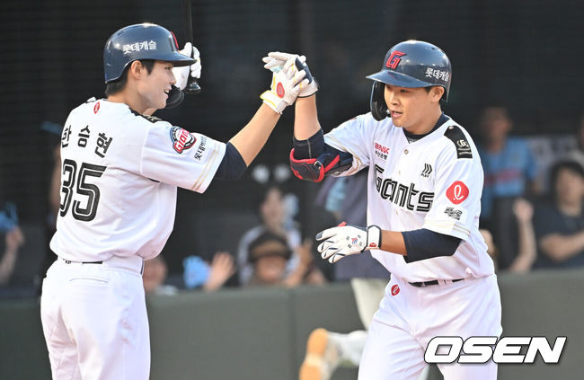 [OSEN=부산, 이석우 기자] 27일 부산 사직야구장에서 2025 신한 SOL 뱅크 KBO 리그 롯데 자이언츠와 KT 위즈의 경기가 열렸다. 홈팀 롯데는 이민석이, 방문팀 삼성은 고영표가 선발 출전했다.롯데 자이언츠 박찬형이 2회말 우월 솔로 홈런을 치고 하이파이브를 하고 있다. 2025.06.27 / foto0307@osen.co.kr