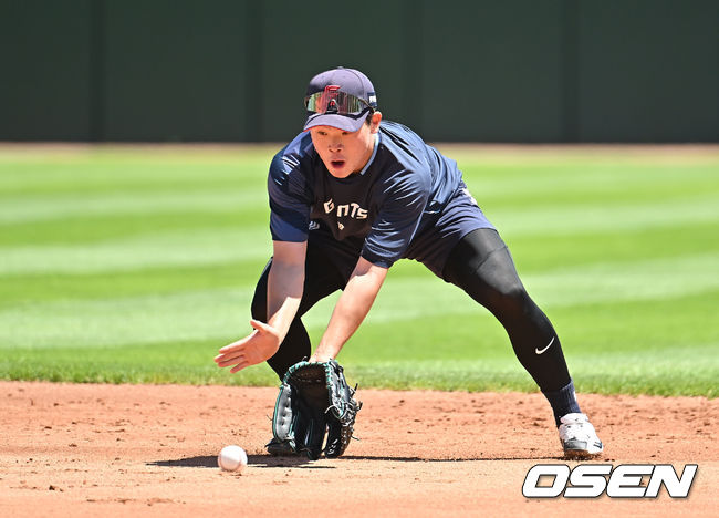 [OSEN=부산, 이석우 기자] 29일 부산 사직야구장에서 2025 신한 SOL 뱅크 KBO 리그 롯데 자이언츠와 KT 위즈의 경기가 열린다. 홈팀 롯데는 박세웅이, 방문팀 KT는 쿠에바스가 선발 출전한다.롯데 자이언츠 박찬형이 수비 훈련을 하고 있다. 2025.06.29 / foto0307@osen.co.kr