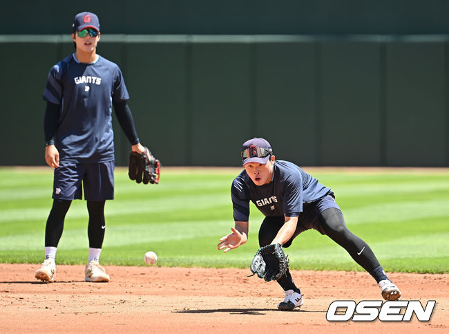 [OSEN=부산, 이석우 기자] 29일 부산 사직야구장에서 2025 신한 SOL 뱅크 KBO 리그 롯데 자이언츠와 KT 위즈의 경기가 열린다. 홈팀 롯데는 박세웅이, 방문팀 KT는 쿠에바스가 선발 출전한다.롯데 자이언츠 박찬형이 수비 훈련을 하고 있다. 2025.06.29 / foto0307@osen.co.kr