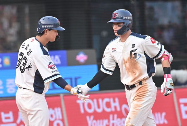 [OSEN=부산, 이석우 기자] 1일 부산 사직야구장에서 2025 신한 SOL 뱅크 KBO 리그 롯데 자이언츠와 SSG 랜더스의 경기가 열렸다. 홈팀 롯데는 이민석이, 방문팀 SSG는 앤더슨이 선발 출전했다.롯데 자이언츠 윤동희가 4회말 좌월 솔로 홈런을 치고 손호영과 기쁨을 나누고 있다. 2025.06.01 / foto0307@osen.co.kr