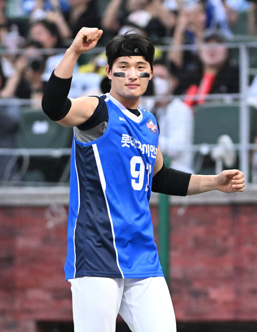 [OSEN=인천, 이대선 기자] 6일 오후 인천 SSG랜더스필드에서 ‘2024 신한 SOL BANK KBO리그’ 올스타전이 열린다.인천에서 프로야구 올스타전이 열리는 것은 2008년 이후 16년 만이다.1회초 1사 2루에서 드림 올스타 윤동희가 분장을 하고 타석에 들어서고 있다.  2024.07.06 /sunday@osen.co.kr