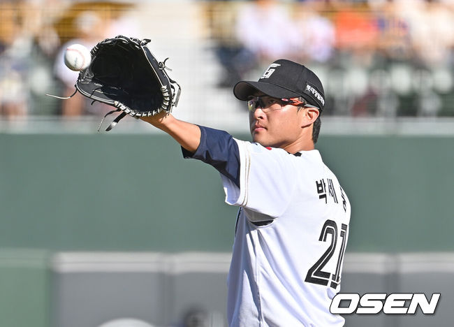 [OSEN=부산, 이석우 기자] 29일 부산 사직야구장에서 2025 신한 SOL 뱅크 KBO 리그 롯데 자이언츠와 KT 위즈의 경기가 열렸다. 홈팀 롯데는 박세웅이, 방문팀 KT는 쿠에바스가 선발 출전했다.롯데 자이언츠 선발 투수 박세웅이 볼을 받고 있다. 2025.06.29 / foto0307@osen.co.kr