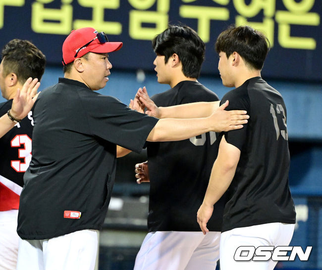 [OSEN=잠실, 최규한 기자] 프로야구 KIA 타이거즈가LG 트윈스를 꺾고 위닝시리즈에 성공했다.KIA는29일 서울 잠실구장에서 열린 2025 KBO리그LG와 경기에서 11-2로 승리했다. 6회 6안타 6득점 빅이닝으로 승기를 잡았다. 톱타자 고종욱이 4타수 3안타 1타점 1득점으로 활약했다.KIA 선발 윤영철은 5이닝 동안 5피안타 1볼넷 4탈삼진 1실점으로 시즌 2승째를 기록했다.경기를 마치고 승리한 KIA 이범호 감독과 승리투수 윤영철이 인사를 나누고 있다. 2025.06.29 / dreamer@osen.co.kr
