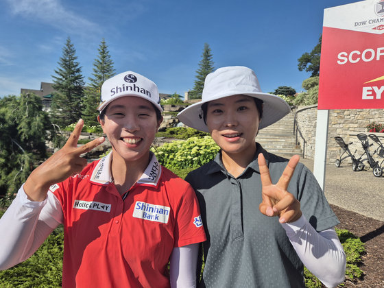 다우 챔피언십 3라운드에서 공동 2위에 오른 임진희(왼쪽)와 이소미. 성호준 기자 