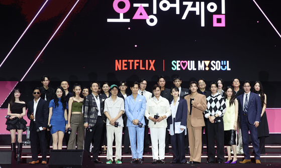 황동혁 감독을 비롯한 '오징어 게임' 시리즈의 출연진이 28일 서울 중구 서울광장에서 열린 오징어게임3 팬 이벤트 행사에 모였다. 사진 뉴시스