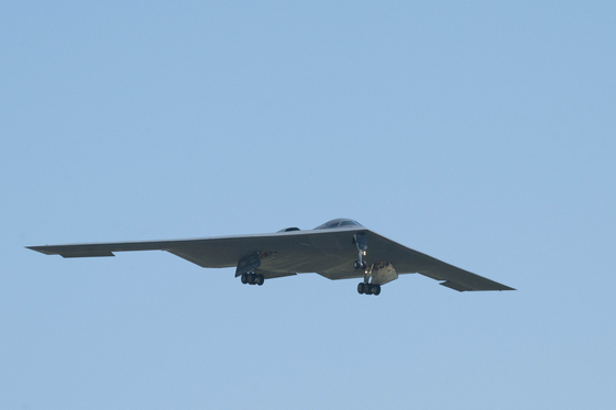 미국 공군 B-2 스텔스 폭격기가 지난 22일(현지시간) 이란 핵시설을 공격한 ‘미드나잇 해머(한밤의 해머)’ 작전을 마친 뒤 미주리주 화이트맨 공군 기지에 귀호나하고 있다. 로이터=연합뉴스