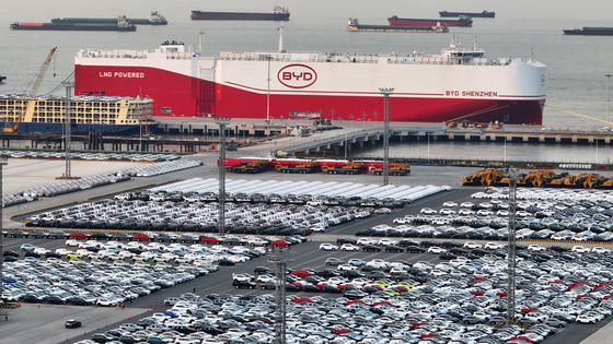 지난 4월 BYD 자동차운반선 중국 장쑤성 타이창시에서 7,000대 이상의 BYD 전기 차량을 싣고 브라질로 출항할 준비를 하고 있다. AFP=연합뉴스