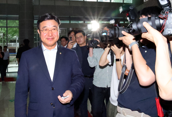 윤호중 행정안전부 장관 후보자가 30일 오전 서울 종로구 광화문플래티넘빌딩에 마련된 인사청문회 준비 사무실로 출근하고 있다. 뉴스1