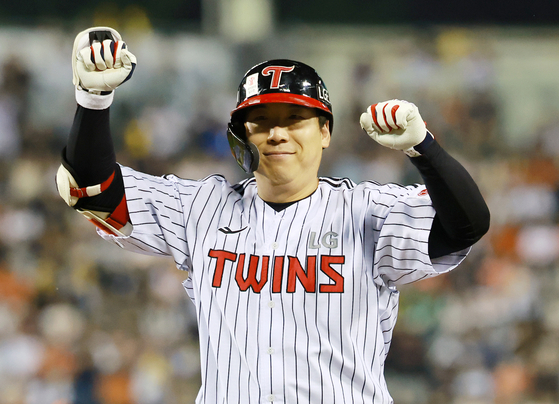 (서울=뉴스1) 김진환 기자 = 29일 오후 서울 송파구 잠실야구장에서 열린 프로야구 '2025 신한 SOL뱅크 KBO 리그' 한화 이글스와 LG 트윈스의 경기, LG 김현수가 7회말 2사 1,2루에서 역전 적시타를 친 뒤 세리머니를 하고 있다. 2025.5.29/뉴스1