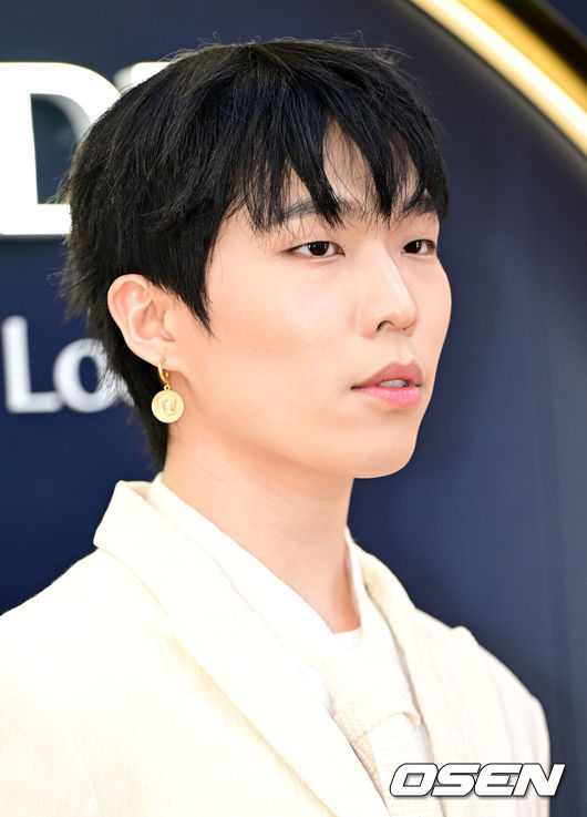 [OSEN=최규한 기자] 1일 오후 서울 성수동의 한 매장에서 화장품 브랜드 팝업 스토어 오픈 행사가 열렸다.악동뮤지션 이찬혁이 행사에 참석해 포즈를 취하고 있다. 2024.02.01 / dreamer@osen.co.kr
