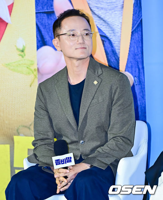 [OSEN=지형준 기자] 30일 오전 서울 용산구 한강로동 CGV 용산아이파크몰에서 영화 ‘좀비딸’ 제작보고회가 열렸다.‘좀비딸’은 이 세상 마지막 남은 좀비가 된 딸을 지키기 위해 극비 훈련에 돌입한 딸바보 아빠의 코믹 드라마.필감성 감독이 간담회를 하고 있다. 2025.06.30 /jpnews@osen.co.kr