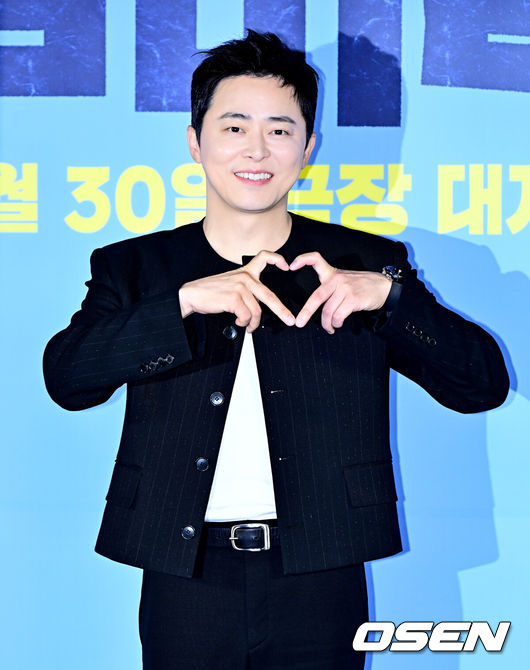 [OSEN=지형준 기자] 30일 오전 서울 용산구 한강로동 CGV 용산아이파크몰에서 영화 ‘좀비딸’ 제작보고회가 열렸다.‘좀비딸’은 이 세상 마지막 남은 좀비가 된 딸을 지키기 위해 극비 훈련에 돌입한 딸바보 아빠의 코믹 드라마.배우 조정석이 포토타임을 하고 있다. 2025.06.30 /jpnews@osen.co.kr