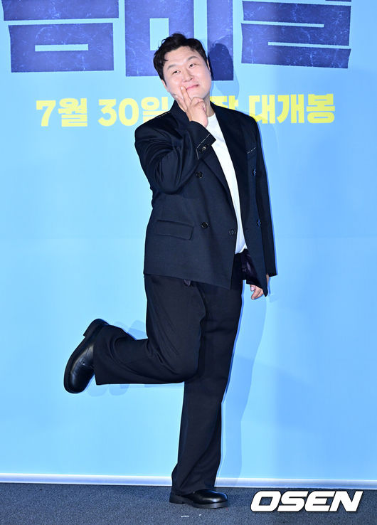 [OSEN=지형준 기자] 30일 오전 서울 용산구 한강로동 CGV 용산아이파크몰에서 영화 ‘좀비딸’ 제작보고회가 열렸다.‘좀비딸’은 이 세상 마지막 남은 좀비가 된 딸을 지키기 위해 극비 훈련에 돌입한 딸바보 아빠의 코믹 드라마.배우 윤경호가 포토타임을 하고 있다. 2025.06.30 /jpnews@osen.co.kr