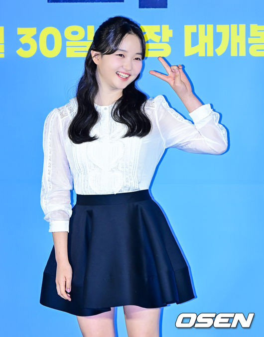 [OSEN=지형준 기자] 30일 오전 서울 용산구 한강로동 CGV 용산아이파크몰에서 영화 ‘좀비딸’ 제작보고회가 열렸다.‘좀비딸’은 이 세상 마지막 남은 좀비가 된 딸을 지키기 위해 극비 훈련에 돌입한 딸바보 아빠의 코믹 드라마.배우 최유리가 포토타임을 하고 있다. 2025.06.30 /jpnews@osen.co.kr