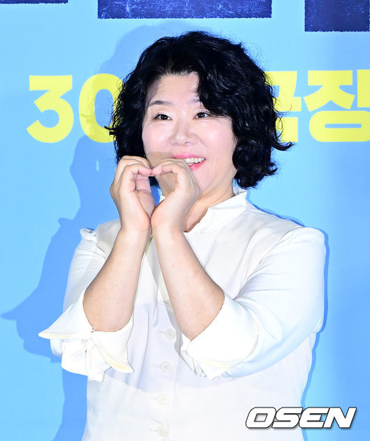 [OSEN=지형준 기자] 30일 오전 서울 용산구 한강로동 CGV 용산아이파크몰에서 영화 ‘좀비딸’ 제작보고회가 열렸다.‘좀비딸’은 이 세상 마지막 남은 좀비가 된 딸을 지키기 위해 극비 훈련에 돌입한 딸바보 아빠의 코믹 드라마.배우 이정은이 포토타임을 하고 있다. 2025.06.30 /jpnews@osen.co.kr