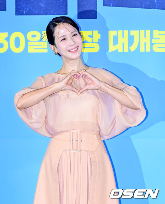 [OSEN=지형준 기자] 30일 오전 서울 용산구 한강로동 CGV 용산아이파크몰에서 영화 ‘좀비딸’ 제작보고회가 열렸다.‘좀비딸’은 이 세상 마지막 남은 좀비가 된 딸을 지키기 위해 극비 훈련에 돌입한 딸바보 아빠의 코믹 드라마.배우 조여정이 포토타임을 하고 있다. 2025.06.30 /jpnews@osen.co.kr
