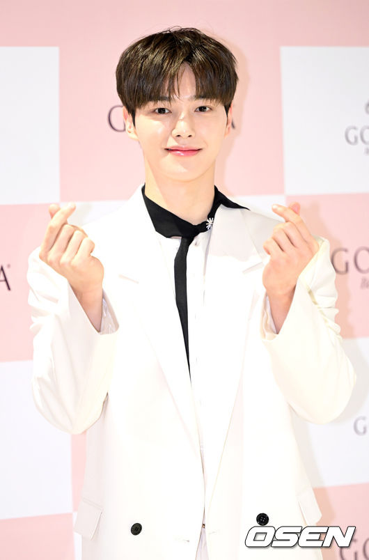 [OSEN=최규한 기자] 6일 오전 서울 서초동의 한 매장에서 초콜릿 브랜드의 발렌타인데이 기념 행사가 열렸다.배우 송강이 행사에 참석해 포즈를 취하고 있다. 2024.02.06 / dreamer@osen.co.kr