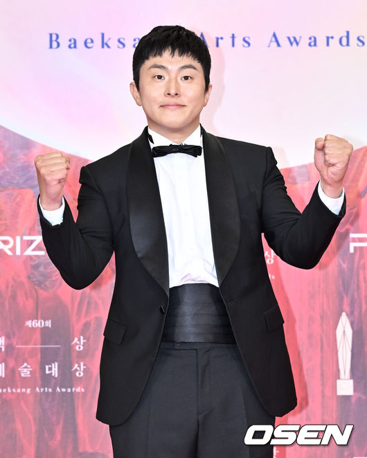 [OSEN=조은정 기자]제 60회 백상예술대상 레드카펫 행사가 7일 서울 강남구 코엑스에서 열렸다.'60회 백상예술대상’에는 지난 1년간 TV·영화·연극 분야에서 활약한 대중문화 예술계 종사자들이 총출동한다. 지난해에 이어 관객과 함께 즐기는 축제의 장이다. 백상만의 품격 있는 시상식으로 관객들의 눈과 귀를 즐겁게 할 예정이다. 올해도 신동엽·수지·박보검이 MC를 맡아 믿고 보는 진행력을 자랑한다.방송인 기안84가 레드카펫을 밟고 있다.  2024.05.07 /cej@osen.co.kr