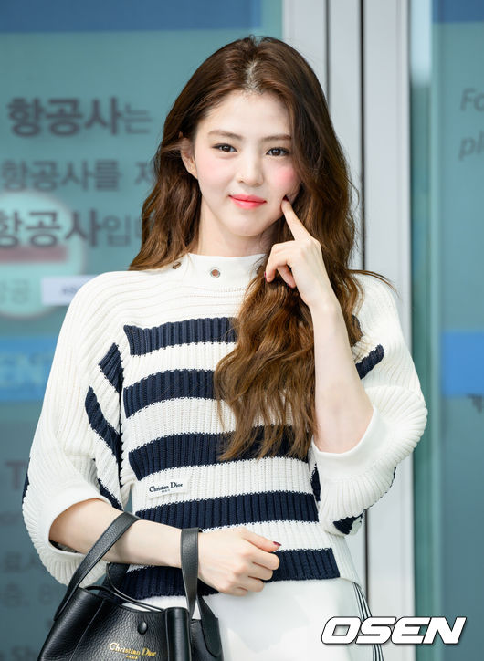 [OSEN=인천, 조은정 기자]배우 한소희가 26일 인천국제공항을 통해 홍콩으로 출국했다.한편 한소희는 전종서와 함께 출연하는 영화 ‘프로젝트Y’ 개봉을 앞두고 있다. 한소희가 출국장으로 향하며 포즈를 취하고 있다. 2025.03.26 /cej@osen.co.kr