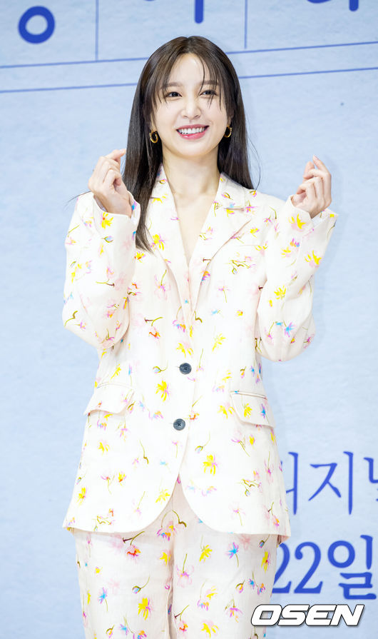 [OSEN=민경훈 기자] 21일 오후 서울 종로구 JW 메리어트 동대문 스퀘어 서울 그랜드 볼룸에서 디즈니+ 오리지널 '사랑이라 말해요' 제작발표회가 진행됐다.배우 안희연이 포토타임 중 포즈를 취하고 있다. 2023.02.21 / rumi@osen.co.kr