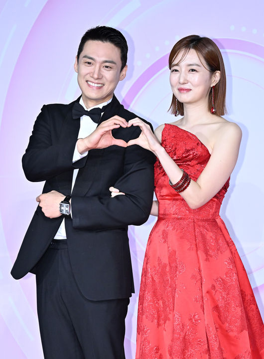 [OSEN=민경훈 기자] 17일 오후 서울 마포구 SBS 프리즘타워에서 '2022 SBS 연예대상' 포토월 행사가 진행됐다.'동상이몽2-너는 내 운명' 오상진 김소영 부부가 포토월로 입장하며 포즈를 취하고 있다. 2022.12.17 /rumi@osen.co.kr
