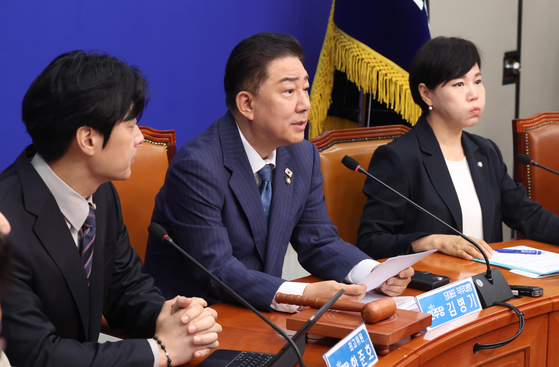 김병기 더불어민주당 당대표 직무대행 겸 원내대표가 30일 오전 서울 여의도 국회에서 열린 최고위원회의에서 발언을 하고 있다. 뉴시스