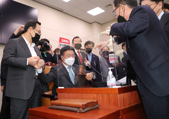 2020년 12월 8일 국회에서 열린 법제사법위원회 전체회의에서 윤호중 법사위원장(가운데)이 고위공직자범죄수사처 설치 및 운영에 관한 법률 일부개정법률안을 통과시켜려 하자 국민의힘 주호영 원내대표와 의원들이 거세게 항의하고 있다. 연합뉴스