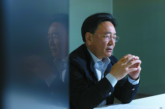 서울 중앙일보 회의실에서 자신의 남파공작 이야기를 회고하는 김동식씨. 권혁재 사진전문기자