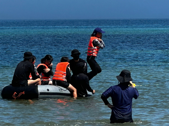 30일 오전 제주도리초등학교 학생들이 제주해경을 통해 제주바다 생존수영을 배우고 있다. 최충일 기자