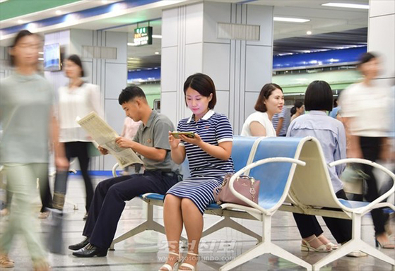 조선신보는 30일 북한 평양의 지하철이 편리하게 변하고 있다고 보도했다. 조선신보=연합뉴스