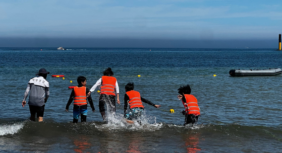 30일 오전 제주도리초등학교 학생들이 제주해경을 통해 제주바다 생존수영을 배우기 위해 바다로 뛰어들고 있다. 최충일 기자