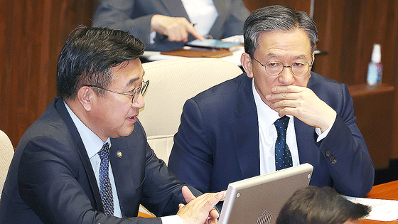  더불어민주당의 윤호중(왼쪽) 의원과 정성호 의원. 뉴시스