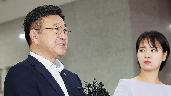  윤호중 행정안전부 장관 후보자가 30일 오전 서울 종로구 광화문플래티넘빌딩에 마련된 인사청문회 준비 사무실로 출근하며 취재진의 질문에 답하고 있다. 뉴스1