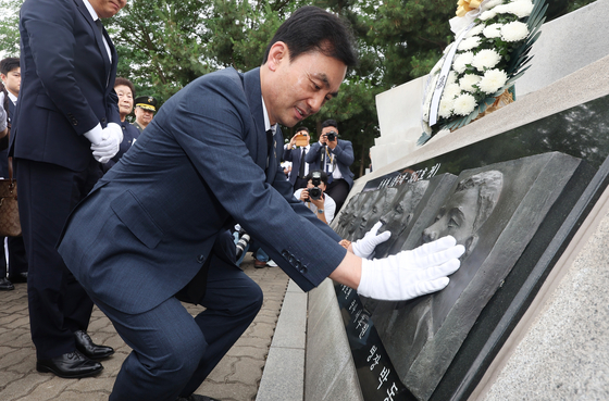 지난 29일 경기 평택시 해군 제2함대사령부에서 열린 '제2연평해전 승전 23주년 기념식'에서 안규백 국방부 장관 후보자가 해전 영웅들의 얼굴 부조상을 어루만지고 있다. 뉴스1