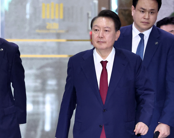 (윤석열 전 대통령이 29일 새벽 서울 서초구 서울고등검찰청 청사에 마련된 내란특검 사무실에서 피의자 신분으로 조사를 마친 뒤 귀가하고 있다. 뉴스1