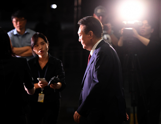 윤석열 전 대통령이 29일 새벽 서울 서초구 서울고등검찰청 청사에 마련된 내란특검 사무실에서 피의자 신분으로 조사를 마친 뒤 귀가하고 있다. 뉴스1