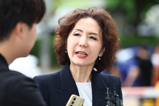 이진숙 사회부총리 겸 교육부 장관 후보자가 30일 오전 서울 여의도 한국교육시설안전원에 마련된 인사청문회 준비 사무실로 출근하며 취재진 질문에 답하고 있다. 연합뉴스